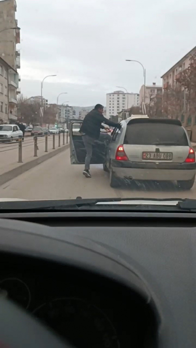 Elazığ'da akıl almaz olay: Seyir halindeki aracın sürücüsünü darp etti