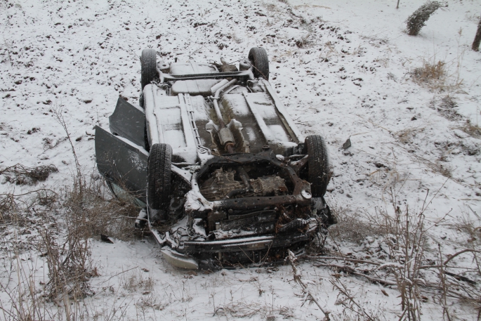 Elazığ’da şarampole yuvarlanan otomobil ters döndü: 4 yaralı