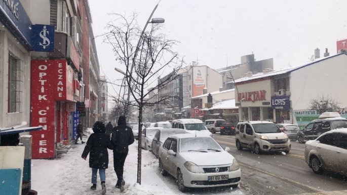 Erzurum'da yoğun kar yağışı etkili oluyor