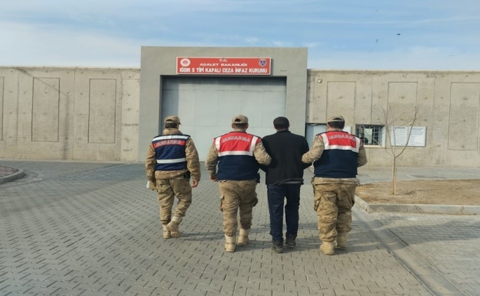 Iğdır'da cinayetten hüküm giyen baba ve oğlu evin içindeki özel bölmelerde yakalandı