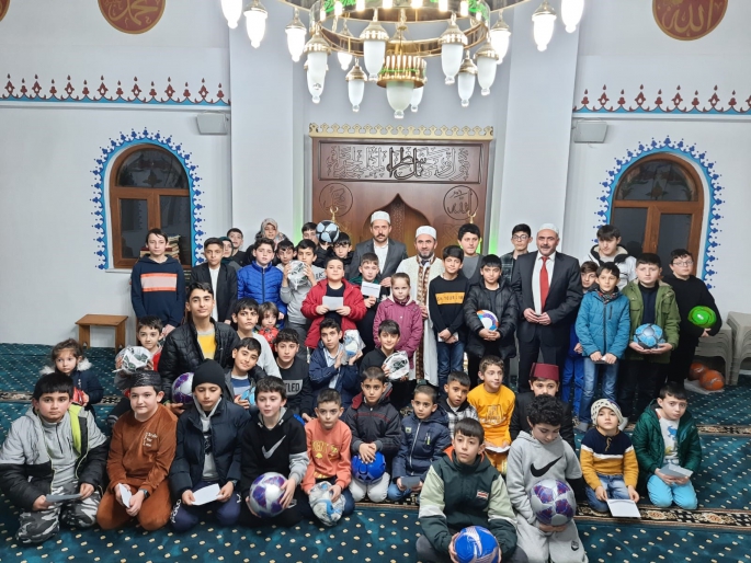 Sömestr tatilinde namaz kılan öğrencilere hediyeler dağıtıldı