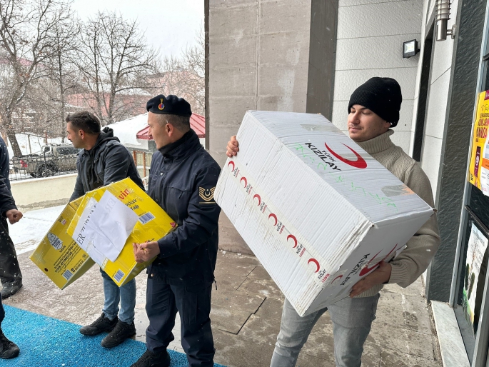 Uzundere tek yürek oldu, vatandaşlar depremzedeler için seferber oldu