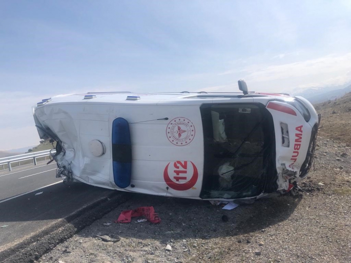 Ağrı’da ambulans kaza yaptı: 3 yaralı