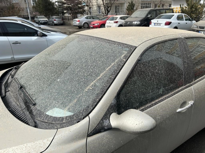 Çamur yağdı, araç şoförleri oto yıkamalarda sıra oluşturdu