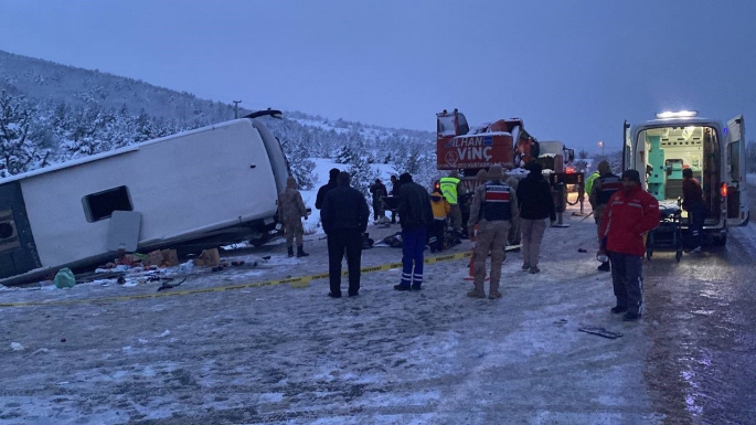 Erzincan’da yolcu otobüsü şarampole devrildi: 2 ölü, 21 yaralı