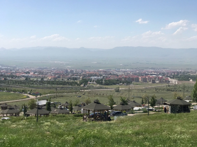 VATANDAŞLAR SICAK HAVALARIN TADINI ÇIKARDI