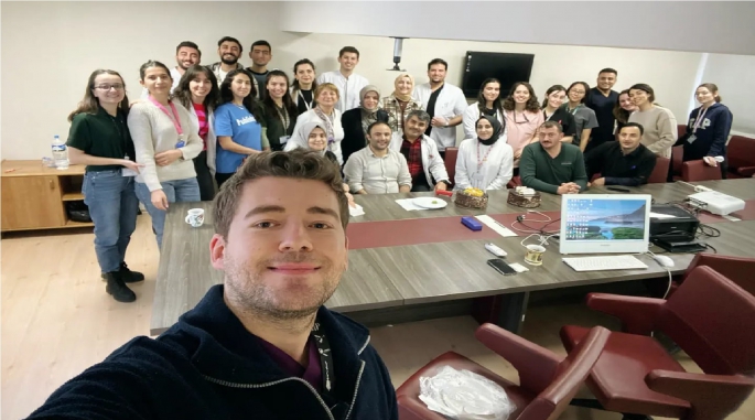 DİŞ TEKNİSYENLERİNE PASTALI SÜRPRİZ