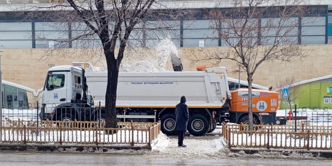 ERZURUM’DA KAR YAĞIŞLARI ETKİLİ OLUYOR