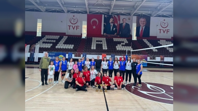 Erzurum Valiliği Kadın Voleybol Takımı şampiyon