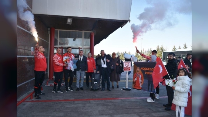 Olimpiyat fatihi çiçeklerle karşılandı