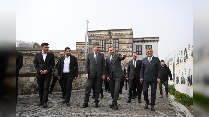 Vali Çiftçi, "Edebiyat Sokağı"nı gezdi