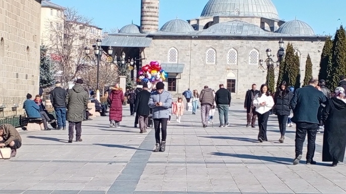 İşsizlik, sosyal imkânların sınırlılığı ve gelecek kaygısı göçü artırıyor