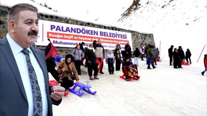 Palandöken Belediyesi’nden renk katan kızak keyfi
