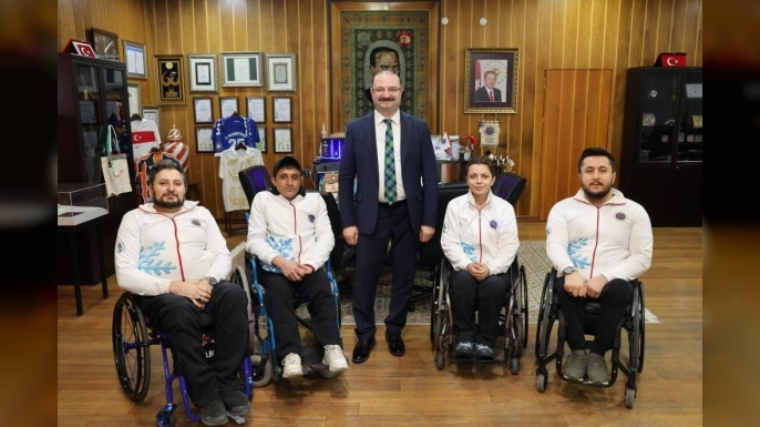 Rektör Hacımüftüoğlu, Milli takıma seçilen özel sporcuları misafir etti