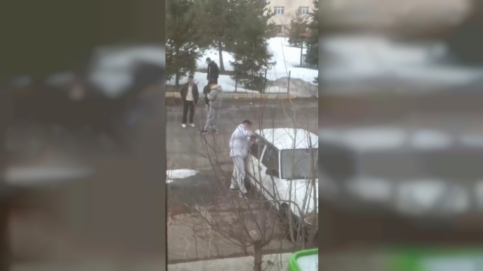 Tornavida ile otomobilin kapısını zorlayan gençler kameraya yakalandı