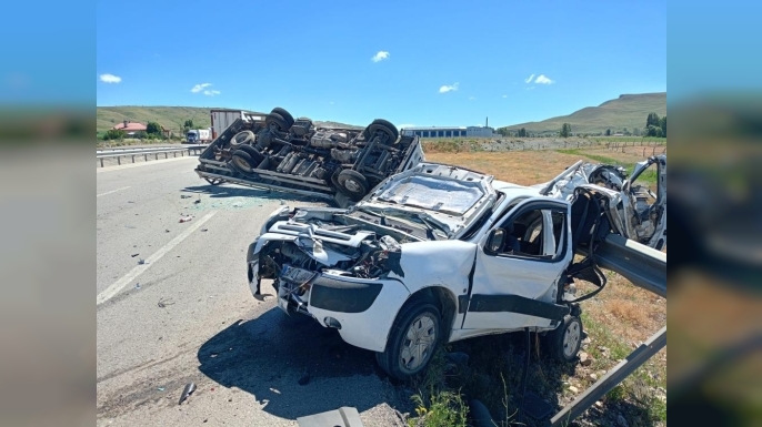 Aşkale'de feci trafik kazası: 1'i ağır 2 yaralı