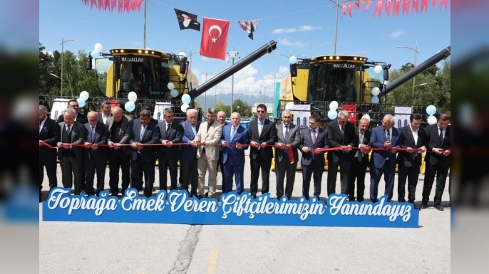 Erzurum'da bir ilk: Tarım makineleri parkına 2 biçerdöver, 4 römork eklendi