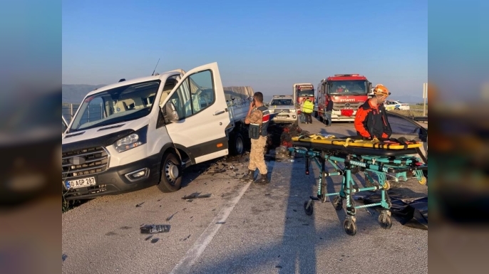 Erzurum'da otomobil kamyonete çarptı: 3 ölü, 3 yaralı