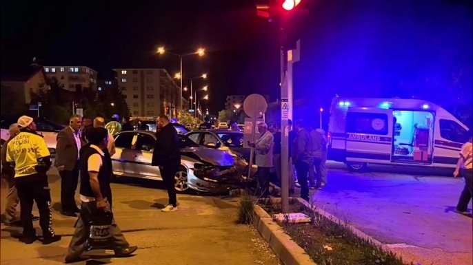 Erzurum'da trafik kazası: 2 kişi yaralandı