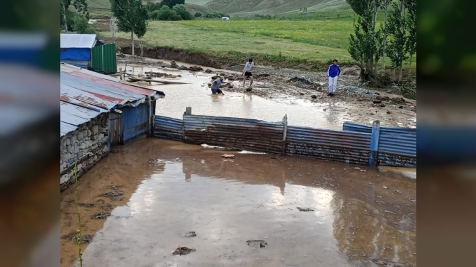 Tekman'da sel felaketi: Evler ve araziler sular altında kaldı