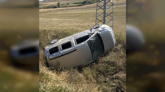 Erzurum’da hafif ticari araç şarampole devrildi: 5 yaralı