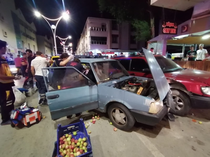 3 aracın karıştığı kazada otomobilde sıkışan sürücüyü ekipler kurtardı