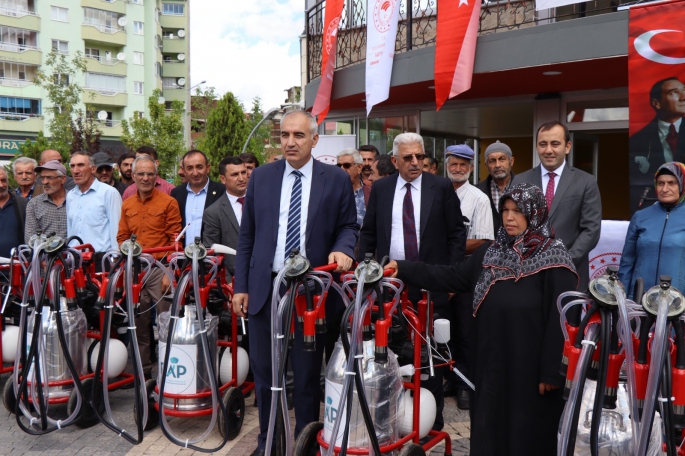 61 çiftçiye süt sağım makinesi dağıtıldı