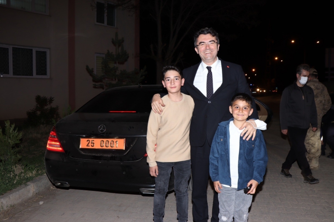 7 yaşındaki Berat, Vali'yi sosyal medyadan evlerine çaya davet etti