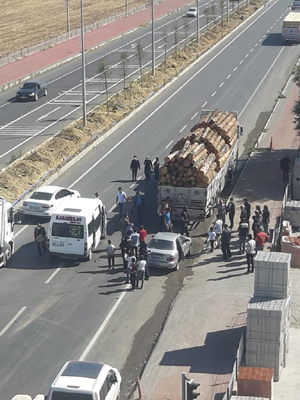 Ağaç yüklü kamyon minibüse çarptı, faciadan dönüldü