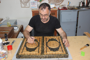 Ahşabı yakarak sanata dönüştürüyor