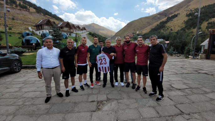 AK Parti Elazığ İl Başkanı Yıldırım Elazığsporlu yönetici ve futbolcularla Erzurum'da bir araya geldi