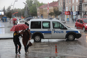 Aniden bastıran sağanak yağmur vatandaşları hazırlıksız yakaladı