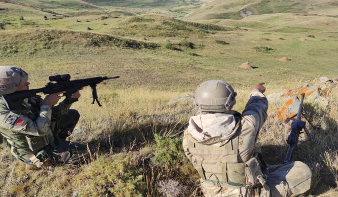 Ardahan'da teröristlere ait sığınakta mühimmat ve yaşam malzemesi ele geçirildi
