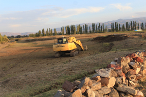 Asboğa Höyüğü üzerinde defineciler iş makineleri ile kaçak kazı yaptılar