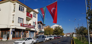 Aşkale Belediye binasına Azerbaycan ve Türk bayrakları asıldı