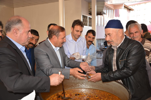 Aşkale Belediyesi’nden aşure ikramı