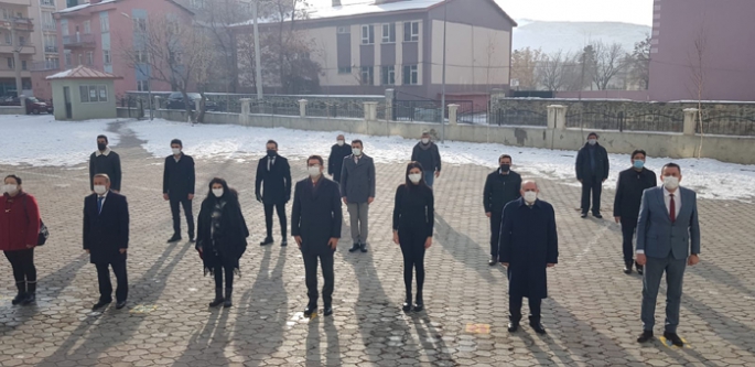 Aşkale’de protokol ve öğretmenler İstiklal Marşı’nı okumak için toplandı