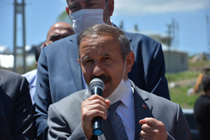 Aşkaleli akademisyen, memleketinde yapılacak okulda şantiye şefi gibi çalışıyor