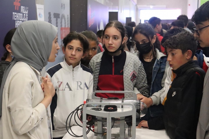 Atatürk Üniversitesi robot günlerinde gençlerle buluştu