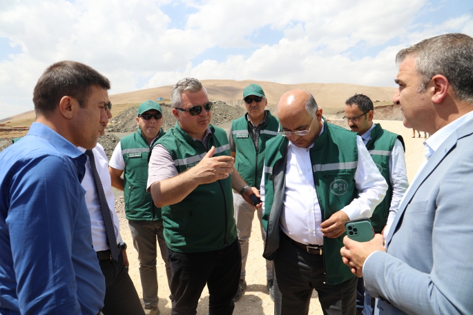 Bölge Müdürü Yavuz, Erzurum Söylemez Barajı şantiyesinde ve Hınıs Başköy Barajı'nda incelemelerde bulundu