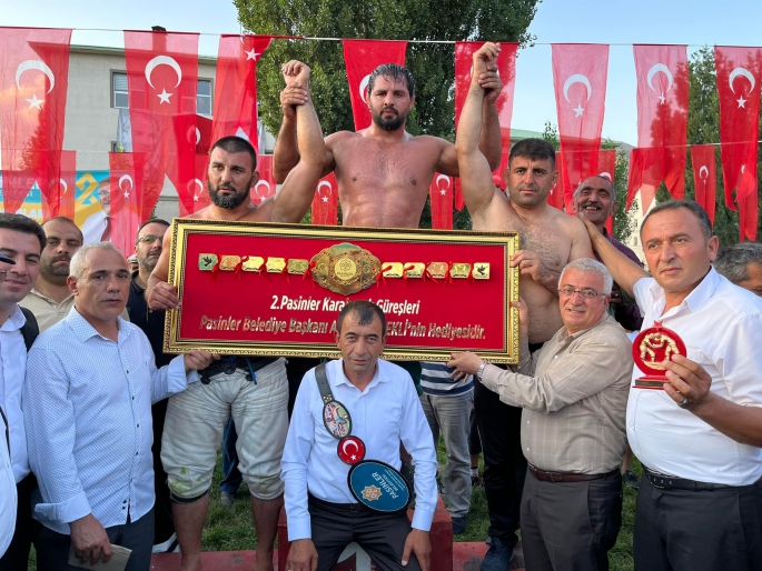 Bölükbaşı, Pasinler’de baş pehlivan oldu