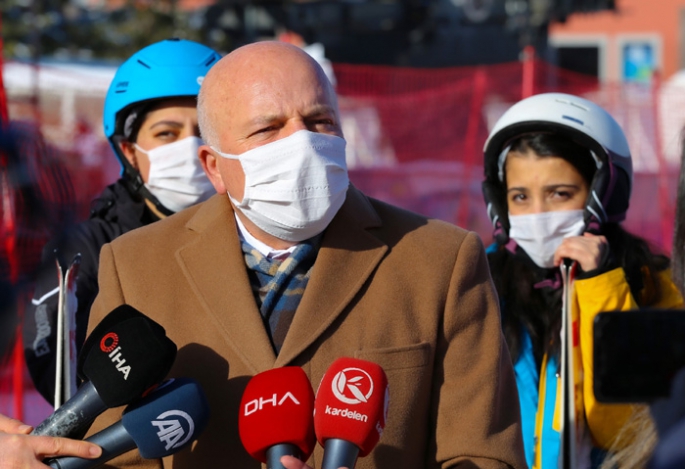 Büyükşehir’den sağlık çalışanlarına kayak eğitimi