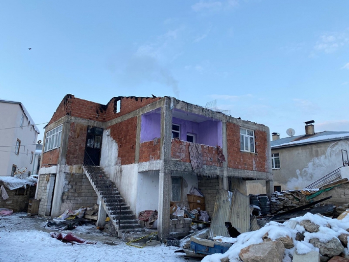 Çatıdaki kümes hayvanlarını ısıtmak için yaktığı sobadan çıkan kıvılcımlar evi yaktı