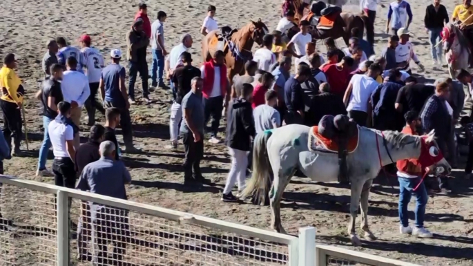 Cirit müsabakasında atlar çarpıştı, yerde kalan sporcunun üzerinden at geçti