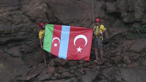 Dağcılar Tortum Şelalesi’nde Azerbaycan ve Türk bayrağı açtı
