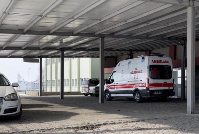 Devrilen ot yüklü traktör römorkunun altında kaldı, hayatını kaybetti