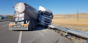 Direksiyon hakimiyetini kaybeden tır refüje çarpıp karşı şeride geçti