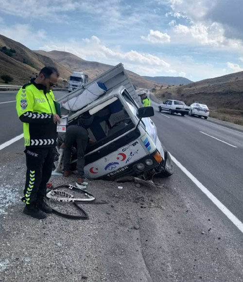 El freni çekilmeyen kamyonet refüje çarparak durdu