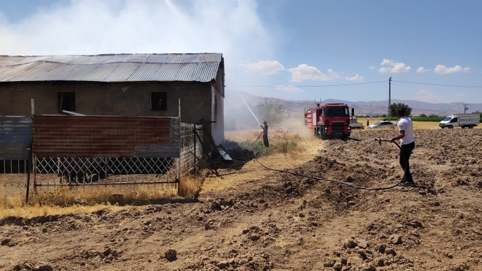 Elazığ’da ahır yangını: 18 büyükbaş kurtarıldı, 30 ton saman yandı