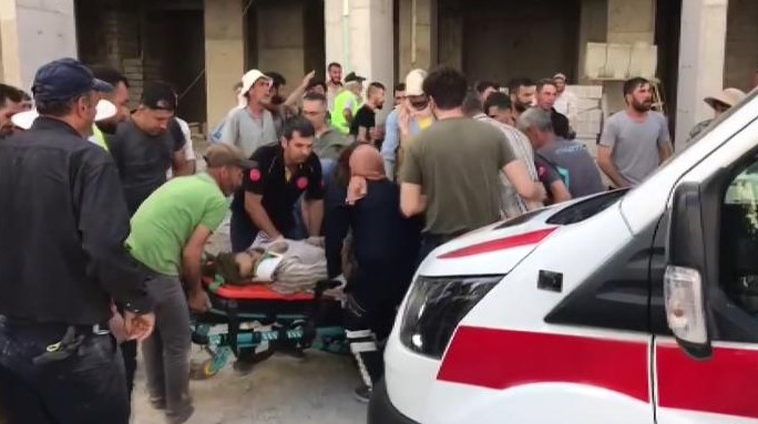 Elazığ’da inşattan düşen işçi hayatını kaybetti, çalışanlar sağlık ekiplerine saldırdı